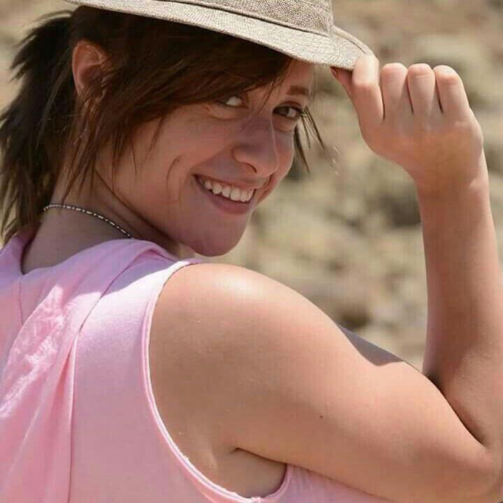 عايزه هدايا كتيييير  😂#Liveme B LaRa.: liveme.com/media/play/?vi…