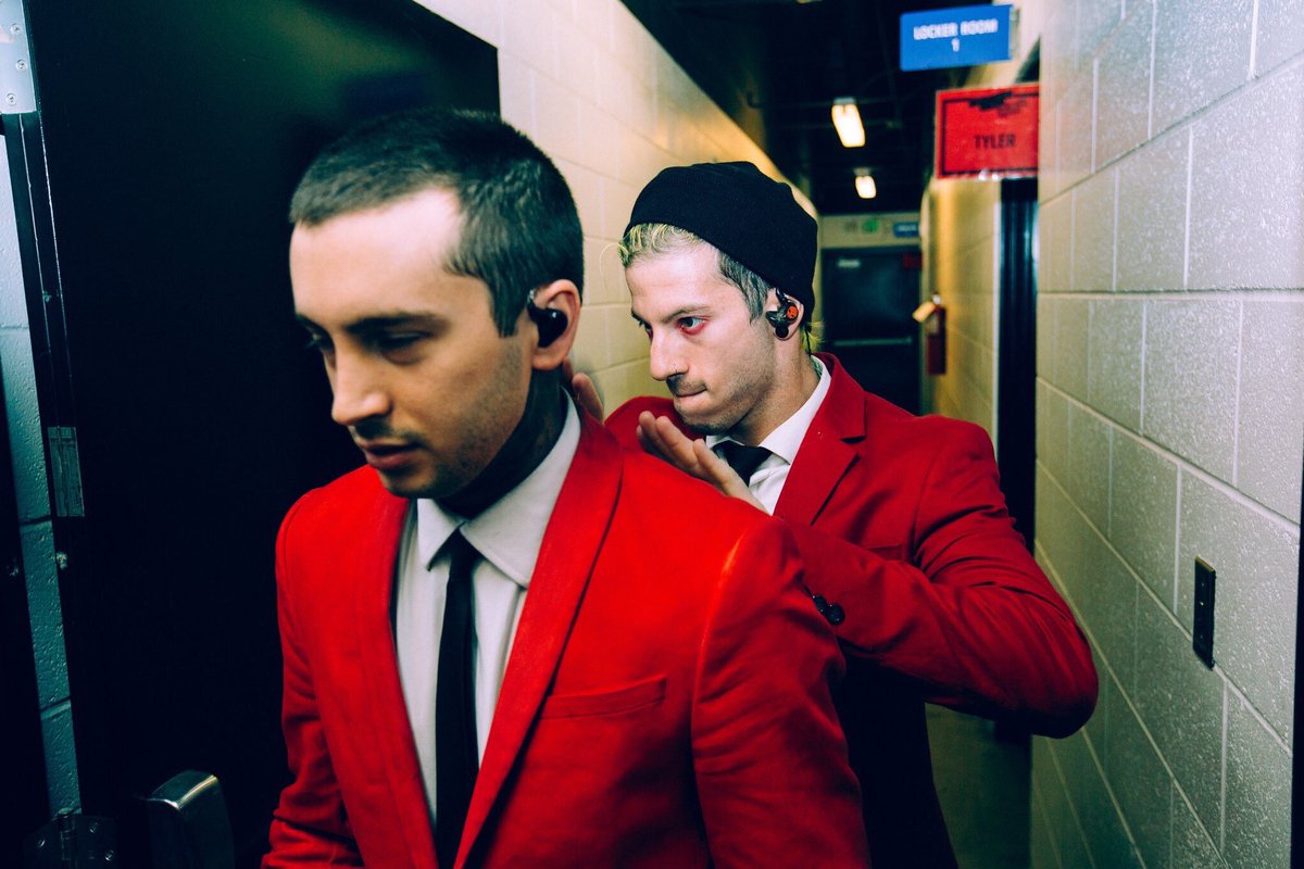 selftitledead's tweet photo. no puedo describir lo mucho que los amo a estos dos #topBBMAs https://t.co/CszX9Mas8e