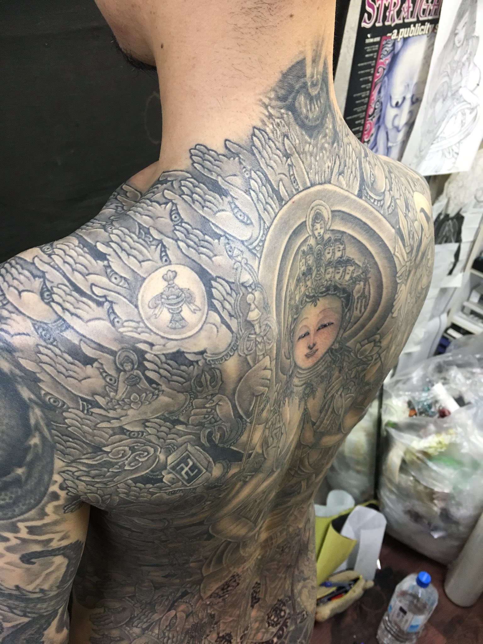 彫つな 千手観音 ようやく完成した 背中の刺青としての限界を超えた 手の数 気が遠くなる道のりだったけど 本当に楽しみながら ここまでこれた 完成した時に また次が見える終わりなき刺青師の人生 さらにこれを超える作品を作り精進します 彫つな 千手観音 ようやく完成した 背中の刺青としての限界を超えた 手の数 気が遠くなる道のりだったけど 本当に楽しみながら ここまでこれた 完成した時に また次が見える終わりなき刺青師の人生 さらにこれを超える作品を作り精進します