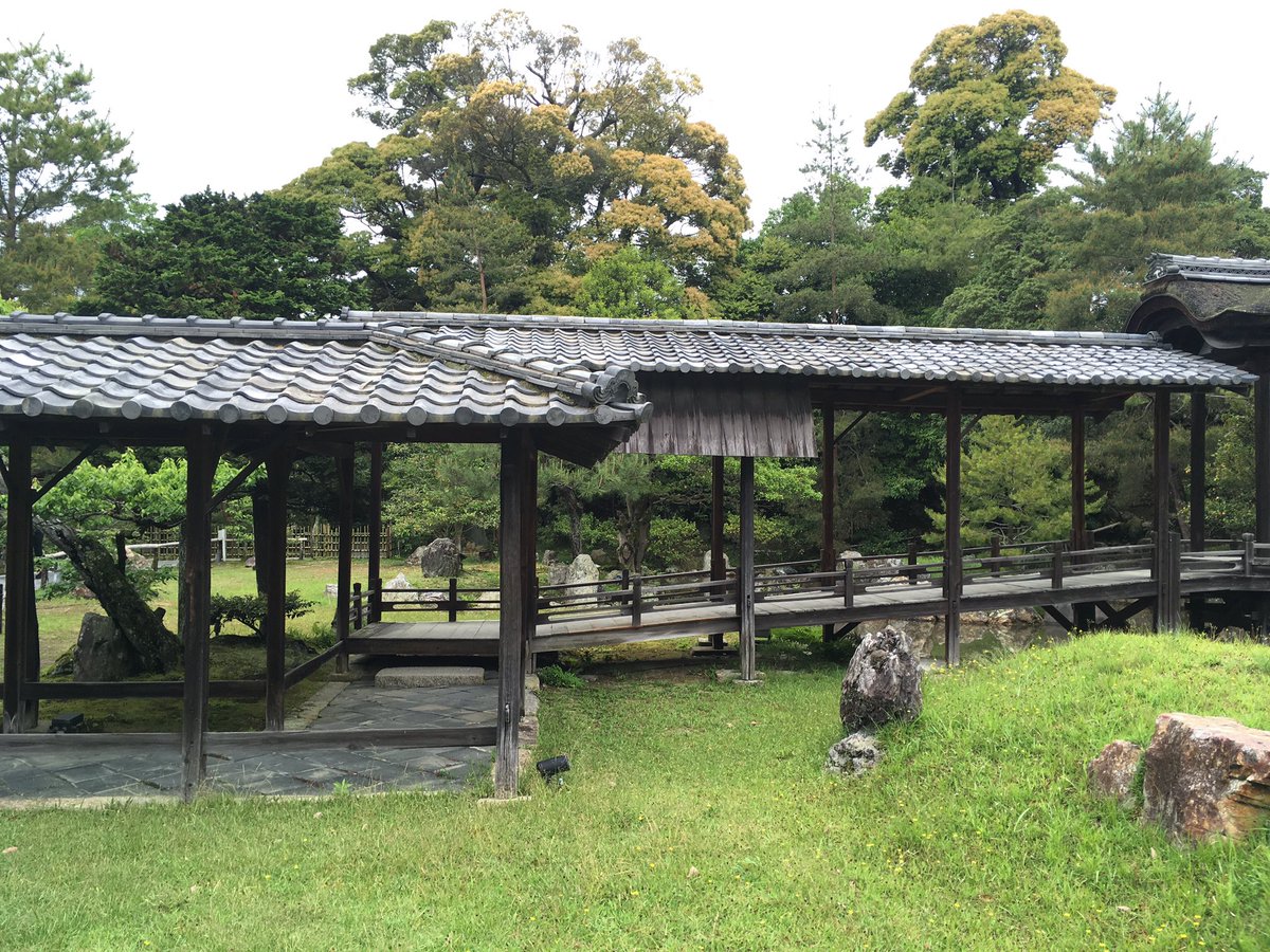 Uzivatel Yoshioka Kosuke 吉岡紘介 Na Twitteru 高台寺 華奢な躯体に瓦屋根が乗る渡り廊下のアンバランスさに惹かれる