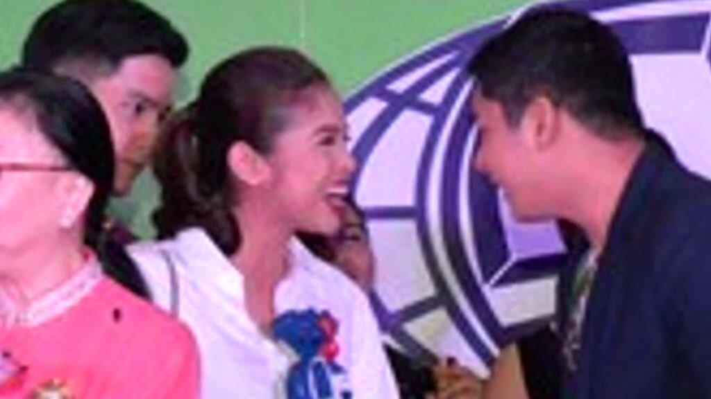 funnymomhere's tweet photo. @Manang_Biday Ctto eto yata yun coz Maine's polo hey Alden it's ok 🤗wala daw yun😜 #ALDUBMainEventDFP30 https://t.co/RC9dsNtqGk