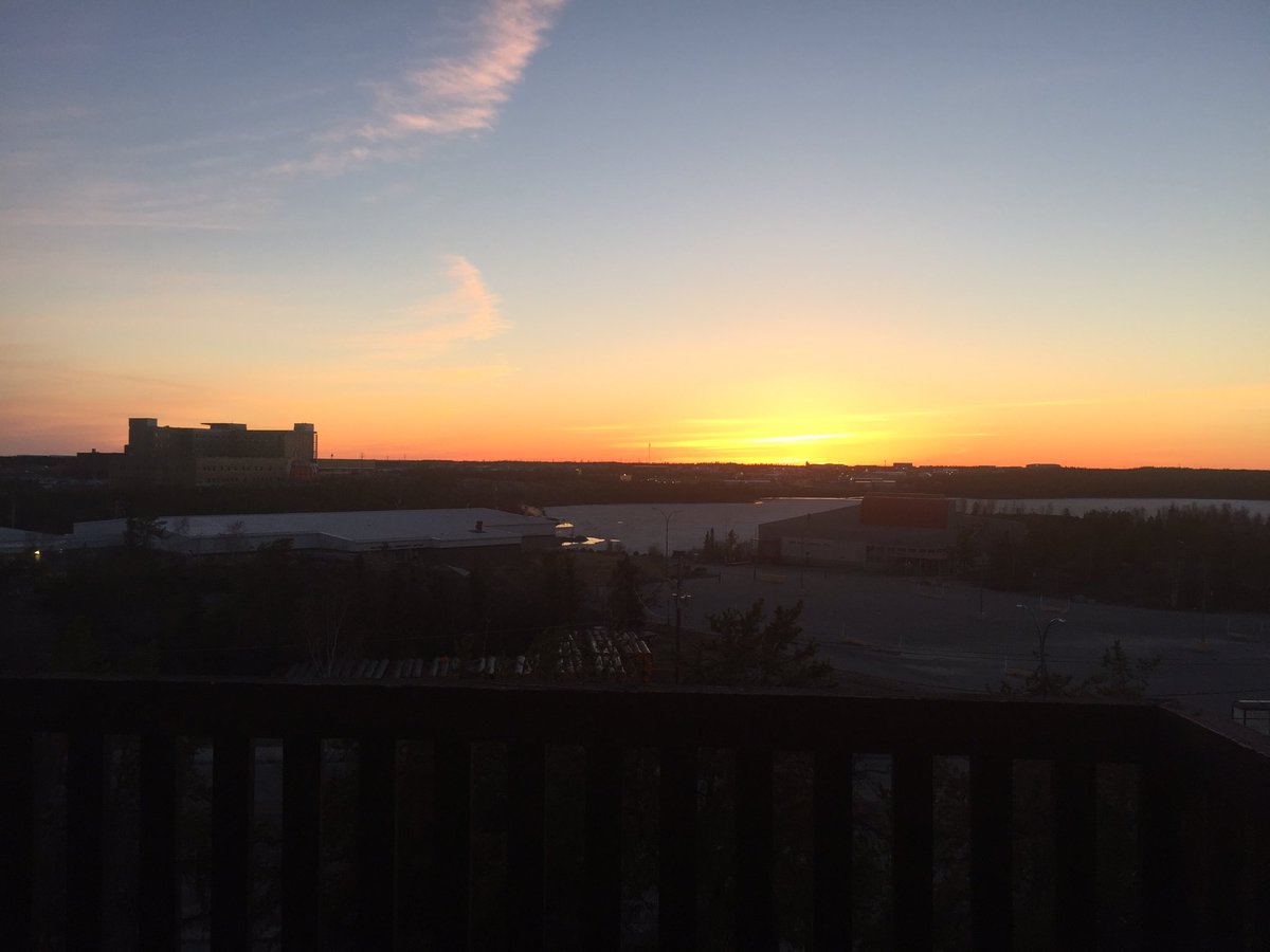 DalyChadwick's tweet photo. 10:30pm sun set #inYellowknife #midnightsun https://t.co/BuvnchaeFf