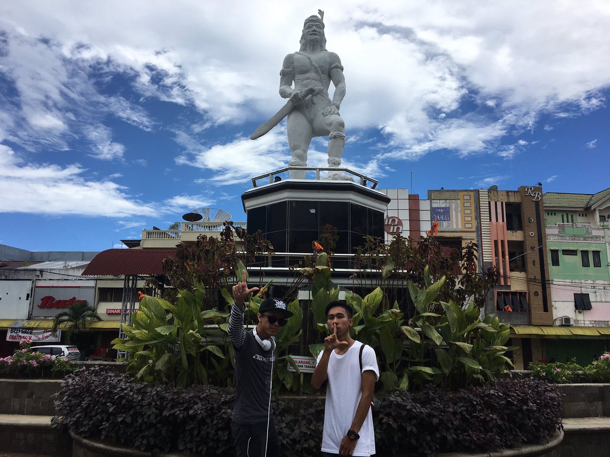 .<a href="/bismakarisma/">BISMA KARISMA</a> <a href="/srigatif/">srigatif</a> Udah sampe di Taman Kesatuan Bangsa &amp; ketemu sama <a href="/LGahansa/">Leonard Gahansa</a>. Kira-kira mereka mau kemana &amp; ngapain ya hari ini? #HYPBarengLOOP