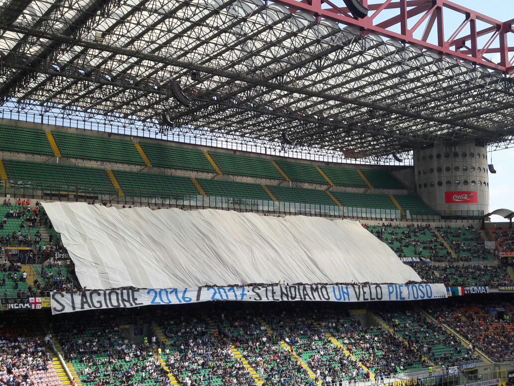 RichHall80's tweet photo. Is easy to understand the Curva Nords sentiment. If the team as surrendered why shouldn't they #inter #curvanord https://t.co/dm2DOdItam