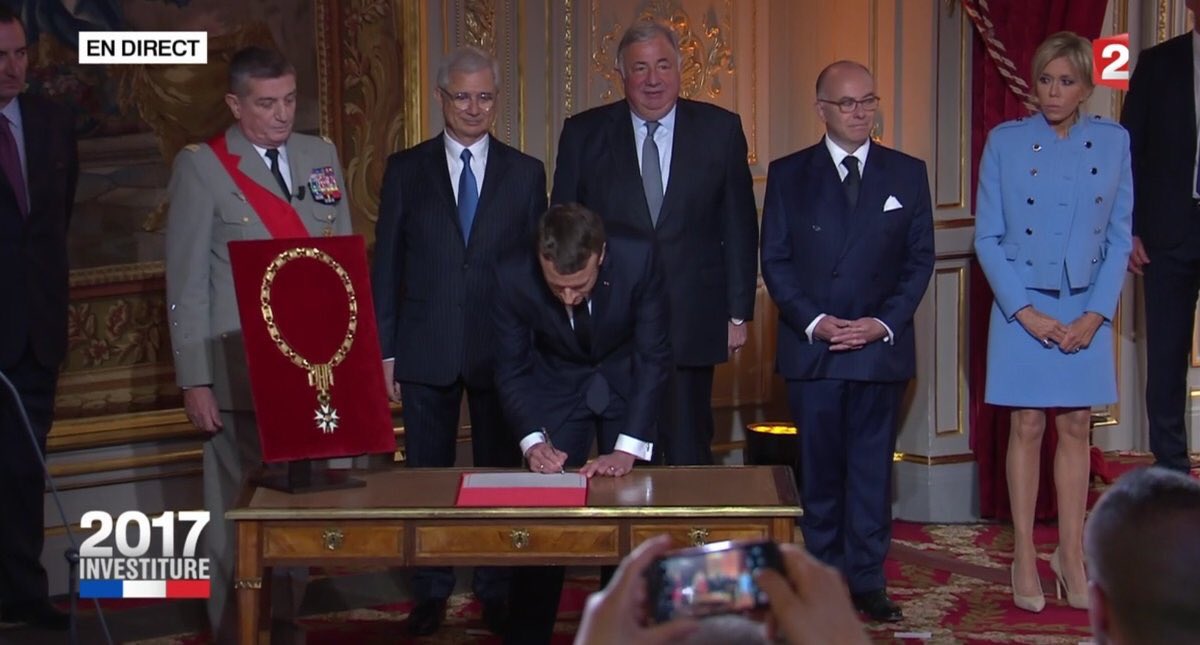 Futalors's tweet photo. Macron dévoile enfin la vérité #passationdepouvoir https://t.co/2KSFw0qDHU