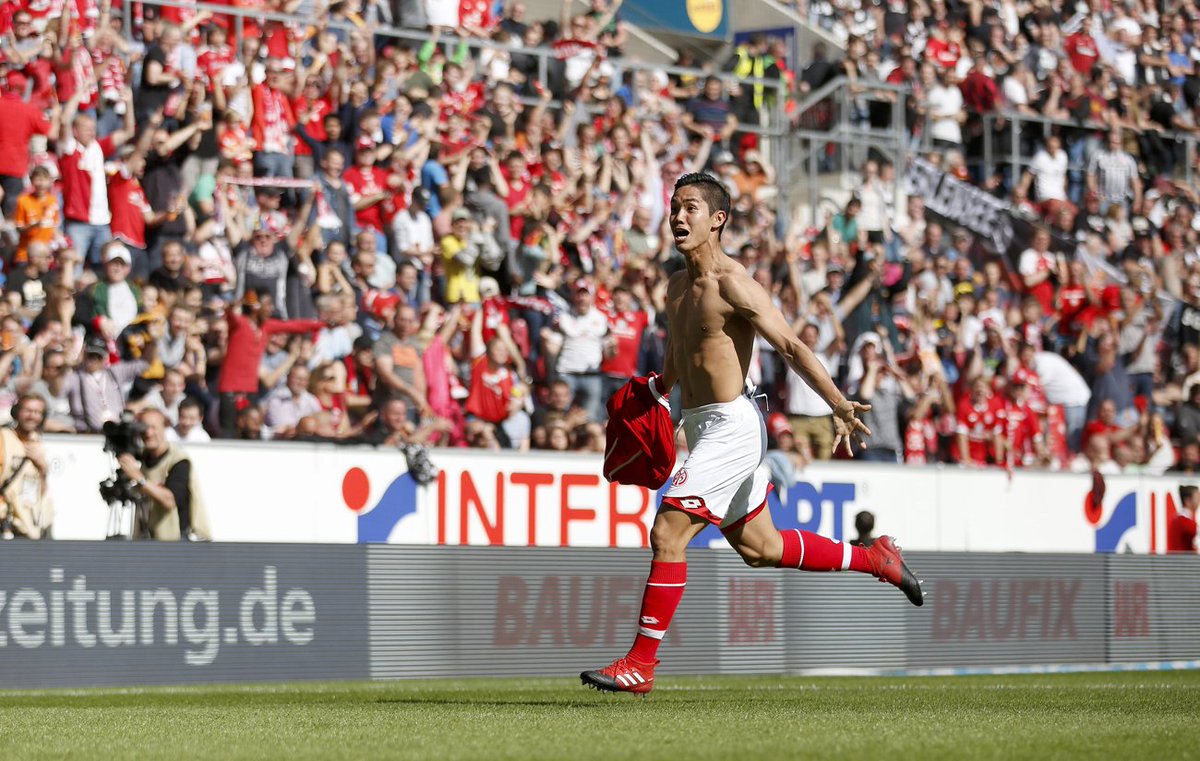 武藤嘉紀選手（ FSVマインツ05所属 ）サイン入り ミニサッカーボール