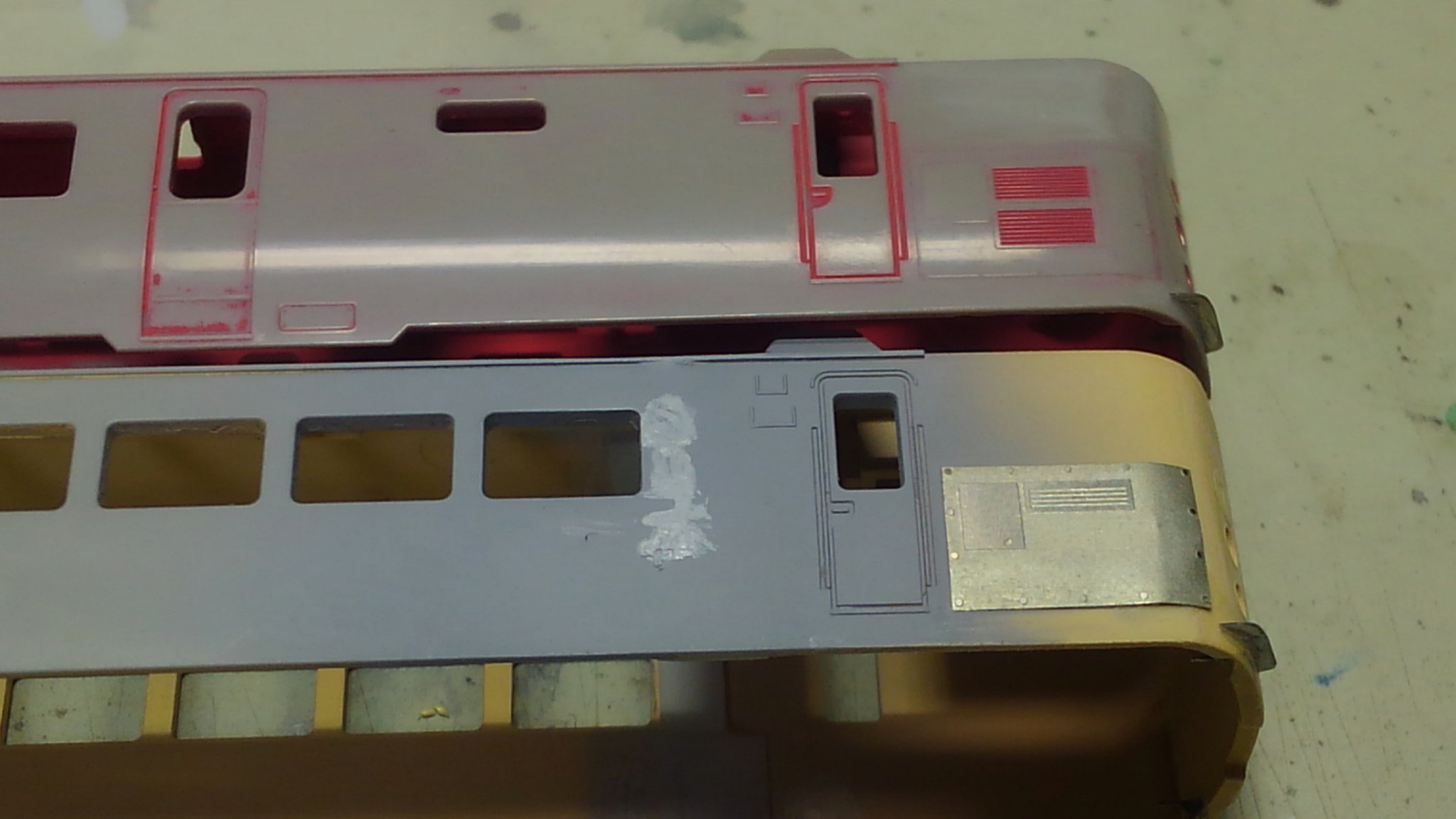 Issigonis 485系鹿児島n編成 クロ480 0の運転台下ハッチを交換して形状の適正化 製品で省略されている前面ステップの取り付け 九州車は本来よりも大きなサイズのものが付いている パーツは全てバルディローズ製 追加パーツによるディテールアップはあまり
