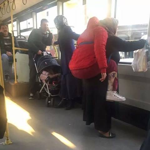 Engelli çocuğunu sırtında gezdiren ANNE seninde Anneler günün kutlu olsun!