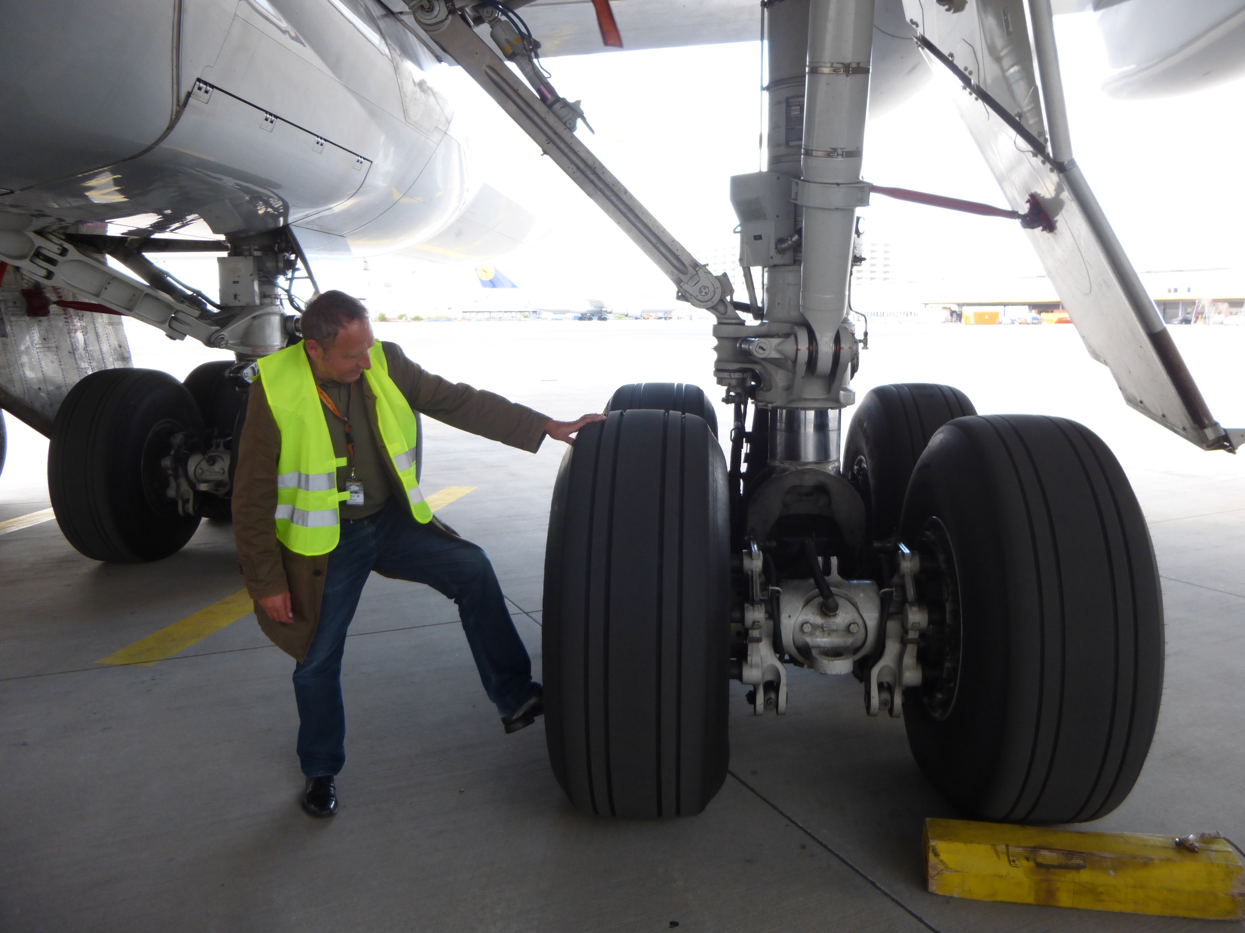Kurt Hofmann в X: „checking the main-landing gear of an