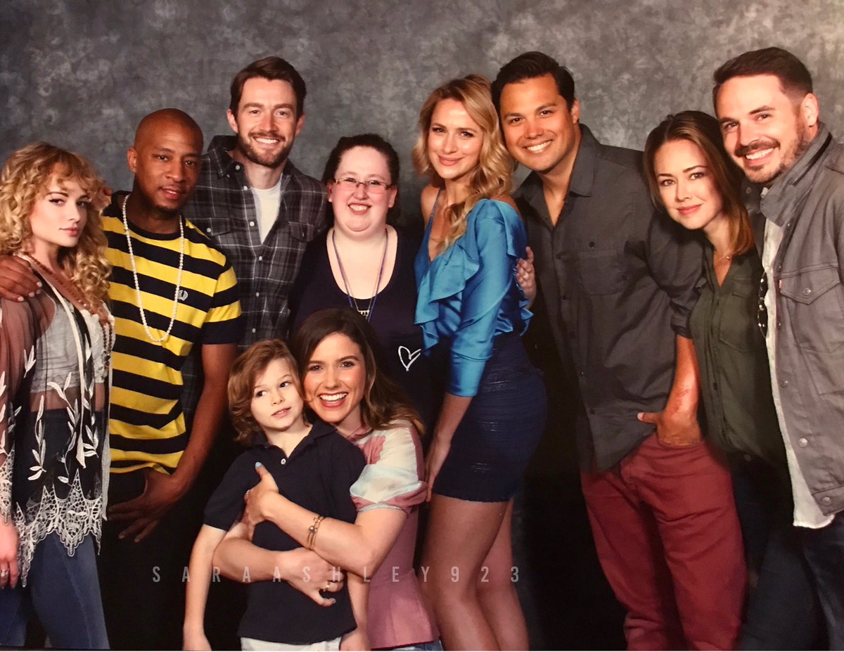 saraoth23's tweet photo. It's like a family portrait.😍 #RTTH5 #OneTreeHill @EyeCon3000 💜 https://t.co/ygjKdd3Fcx