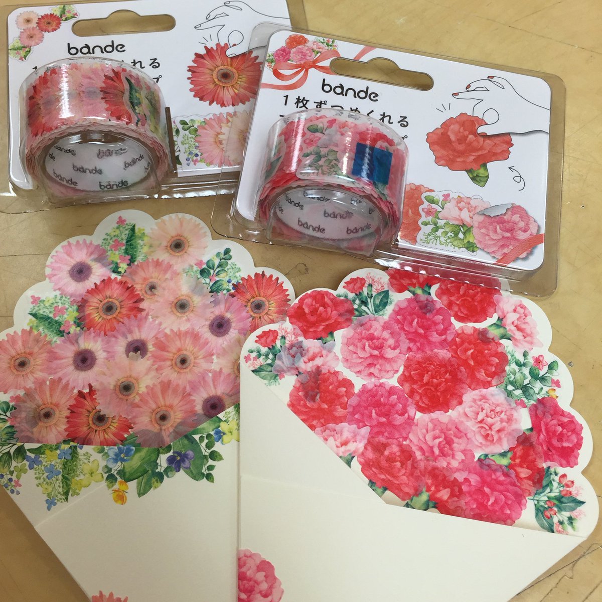 横浜ロフト Twitterissa 今話題のマスキングテープ Bande バンデ の実演中です お花のテープで素敵な花束カードが作れます ぜひお越しください 16時までです お急ぎ下さ い Bande 文具