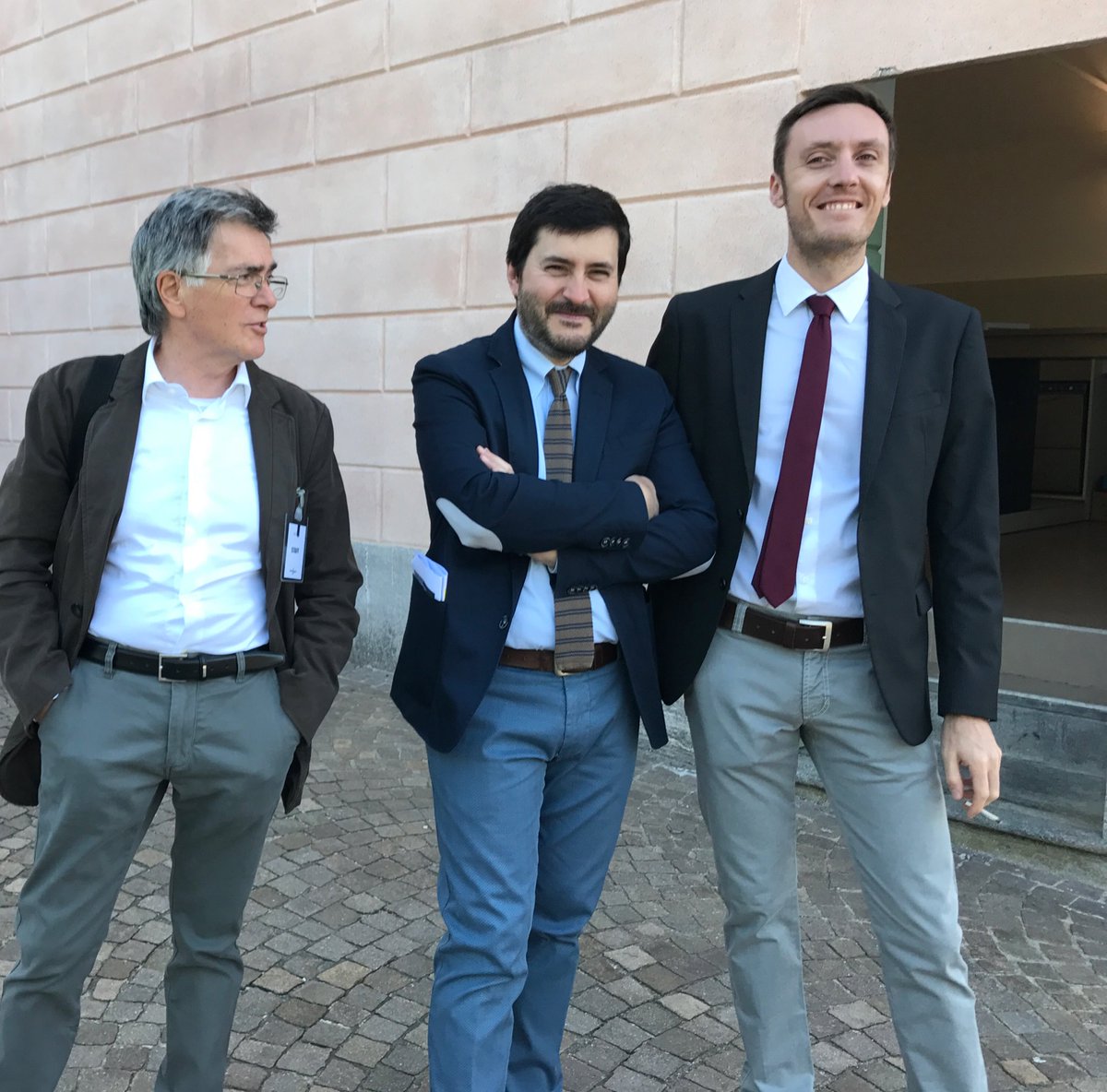 ArtigianiVarese's tweet photo. #confartigianatoVa2017, dietro le quinte: lo staff stampa è carico #regole #tensionechesale https://t.co/swBS7njMZm