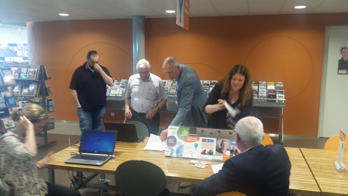 CDA Rivierenland krijgt uitleg over de projecten Boekstart en Digi-Taalhuis van medewerkers Bibliotheek Rivierenland
