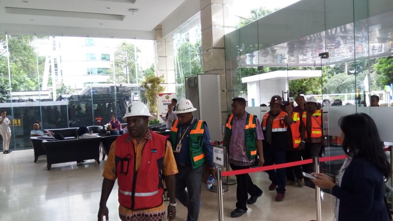 okezonenews's tweet photo. BUSINESS SHOT: Karyawan Freeport Masih Mogok Kerja, Ada Apa? https://t.co/EapKhKjs4B https://t.co/NXWiiaBb0w