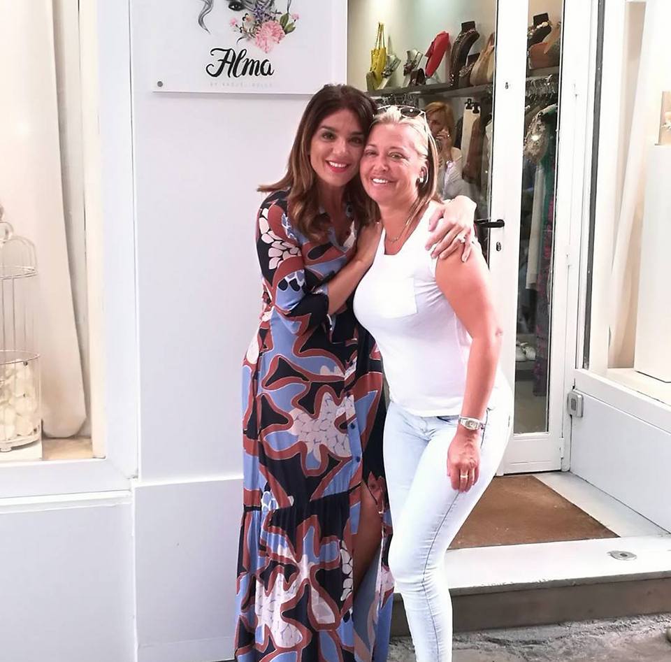 montseyester's tweet photo. belenestebanmenendez 🙂🙂Con mi amiga Raquel Bollo en su tienda
preciosas las dos @BelenEstebanM @RaquelBollo https://t.co/vpoR7mxC0W