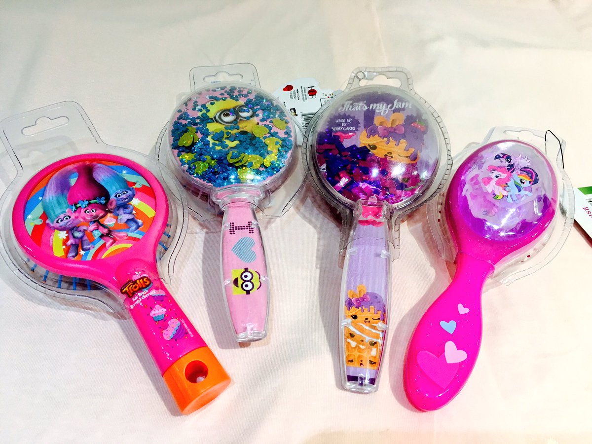 サンキューマート水戸オーパ店 商品紹介 大きめで使いやすいくしが入荷致しました とっても可愛いアメキャラデザインで動かすたびに中のフレークパーツがキラキラ動きます 種類もたくさんございますのでぜひお気に入りをゲットして下さい サンキューマート水戸オーパ店 商品紹介 大きめで使いやすいくしが入荷致しました とっても可愛いアメキャラデザインで動かすたびに中のフレークパーツがキラキラ動きます 種類もたくさんございますのでぜひお気に入りをゲットして下さい