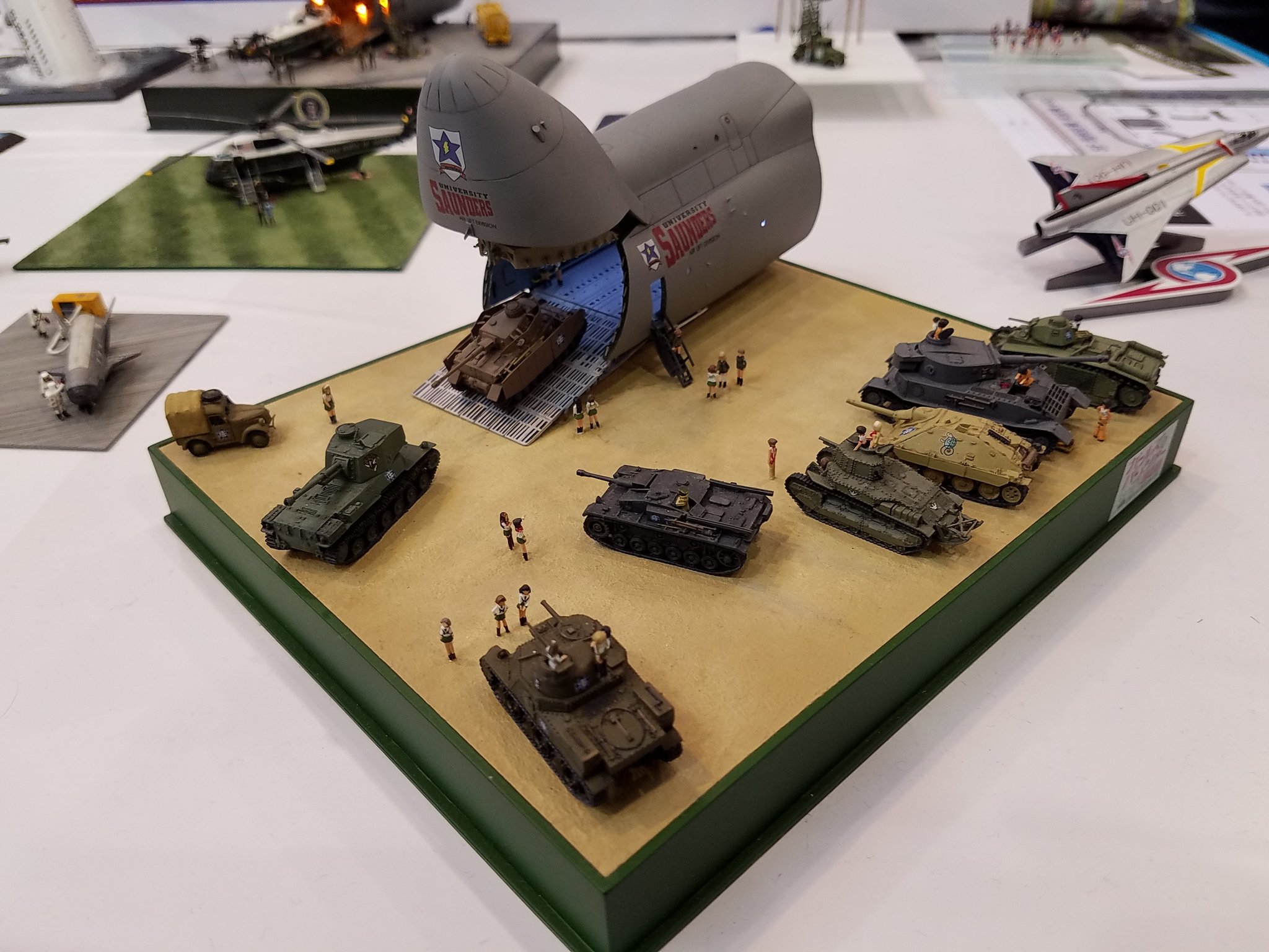 Twitter 上的 よしぞうmaro 土東ロ 38a 1 144のギャラクシー輸送機とガルパン戦車 フィギュアもキャラクターが判別出来る程度に作ってあってn宮氏を始め 監修陣も唸った Garupan T Co 0psnmrdizy Twitter