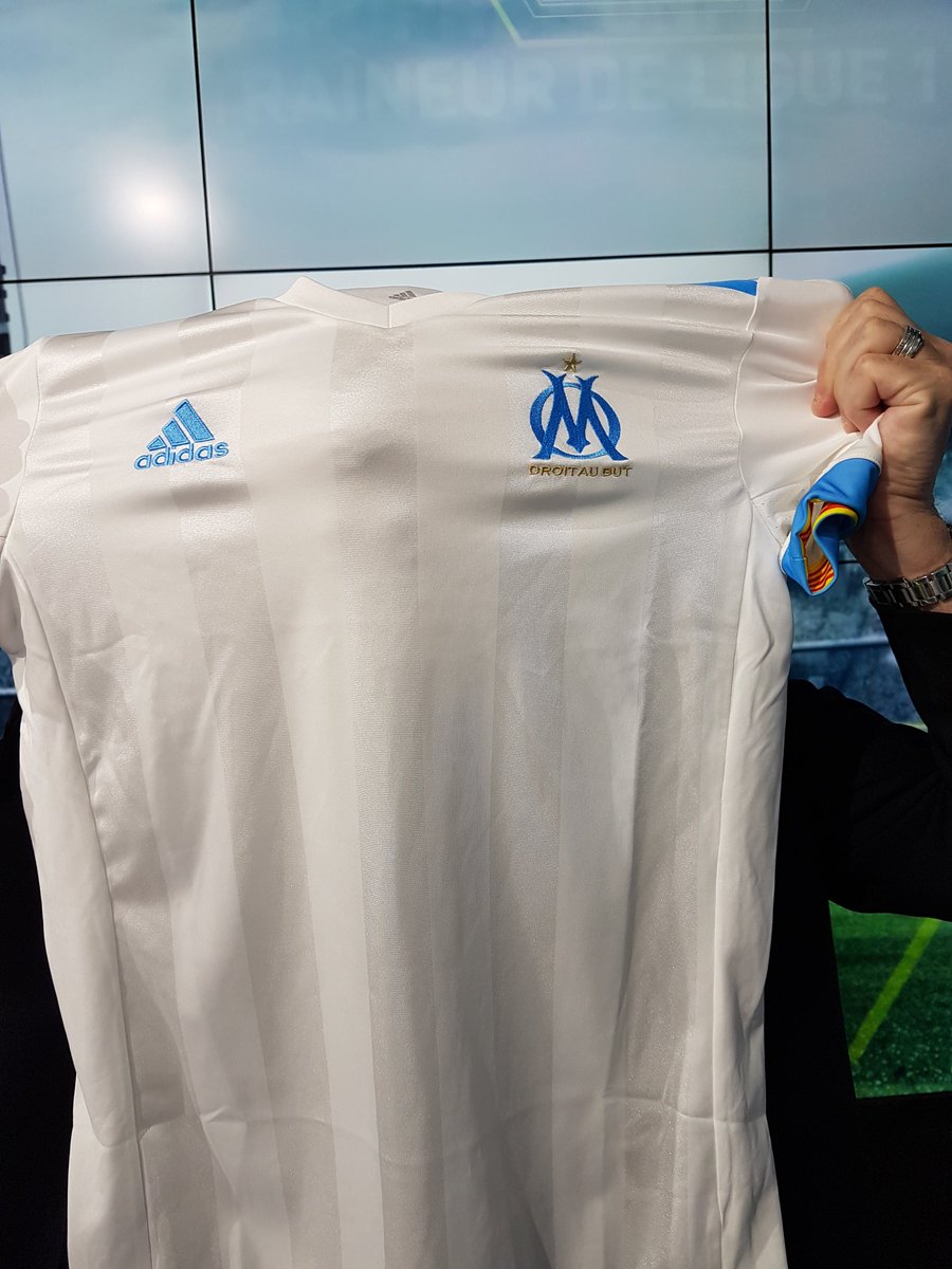 Florian_genton's tweet photo. Mais qui est derrière maillot ? Bref.... RT DL1 pr participer au tirage au sort   nouveau maillot @OM_Officiel a gagner  #DL1 https://t.co/IdO9Bjic5B
