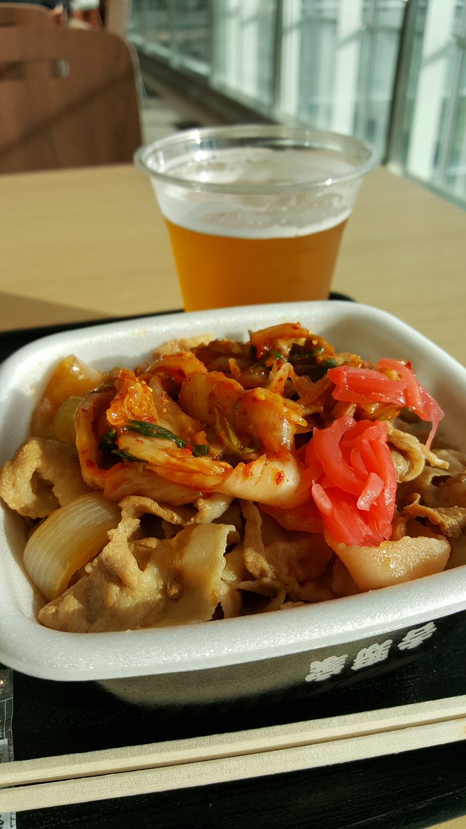 どこかに行くわけでもなく空港まで来た。お茶のつもりが食事に。