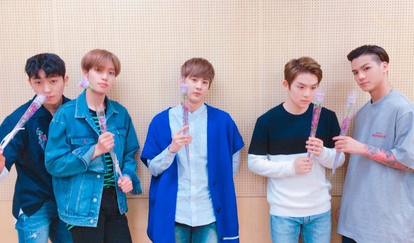 TEEN_TOP's tweet photo. [#틴탑] 엔젤과 어울리는 보라빛 장미! 💜 #로즈데이 https://t.co/zvj13AVCtF