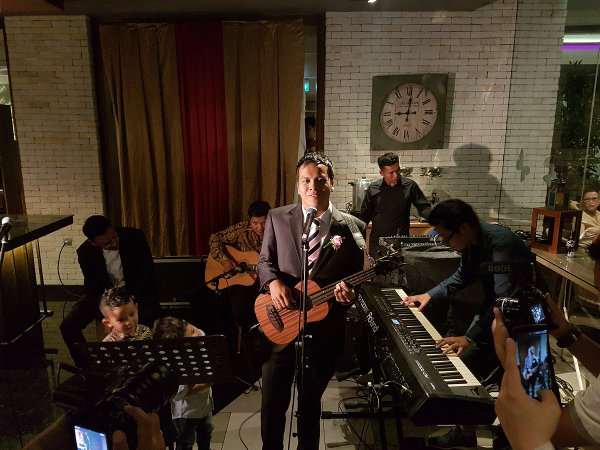 protocolafro's tweet image. Our bassist/manager @tunanada just got married yesterday! Congratulations Mayo and Meiske 😁