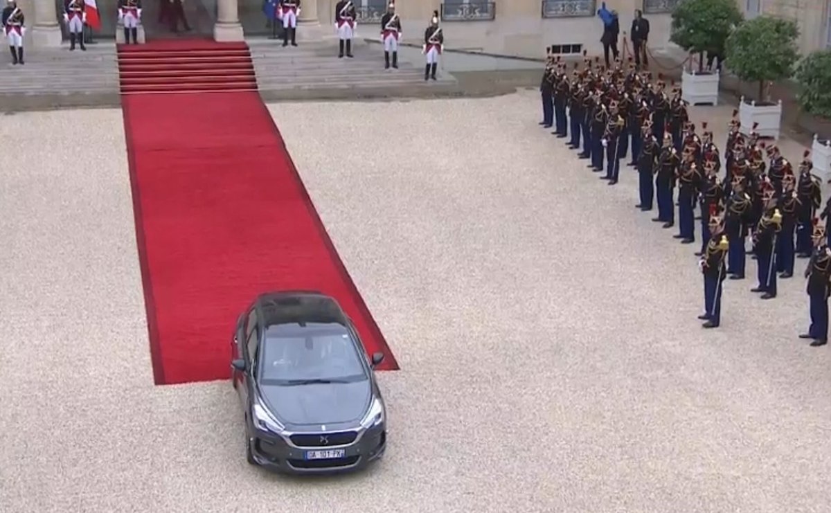 DS 5 at Élysée Palace. #PassationDePouvoir