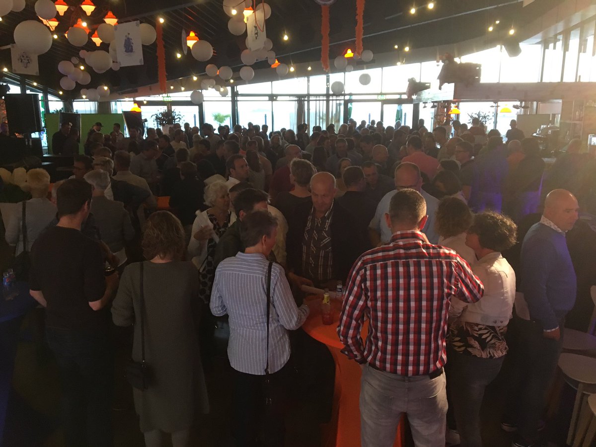 QUIZzzIT's tweet photo. Interactieve digitale quiz met stemkastjes voor ruim 200 personen. @eddykeur @BeachClubLemmer @Frisobouwgroep @QUIZzzIT https://t.co/mHklioGQgg