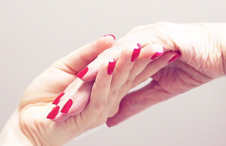 lackschwarz's tweet photo. happy mother's day♥️ #alist @essie @essie_DE https://t.co/hnnbme68D0