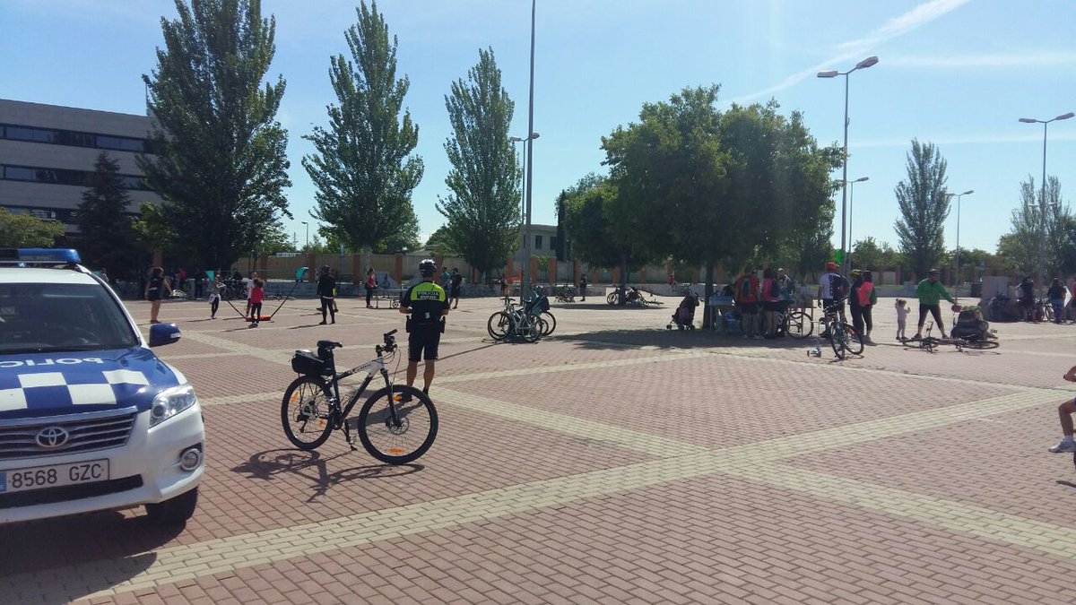 policiapinto's tweet photo. Todo listo para cubrir la marcha en bici #decabike 2017 por Pinto. https://t.co/0gJz9fumMe