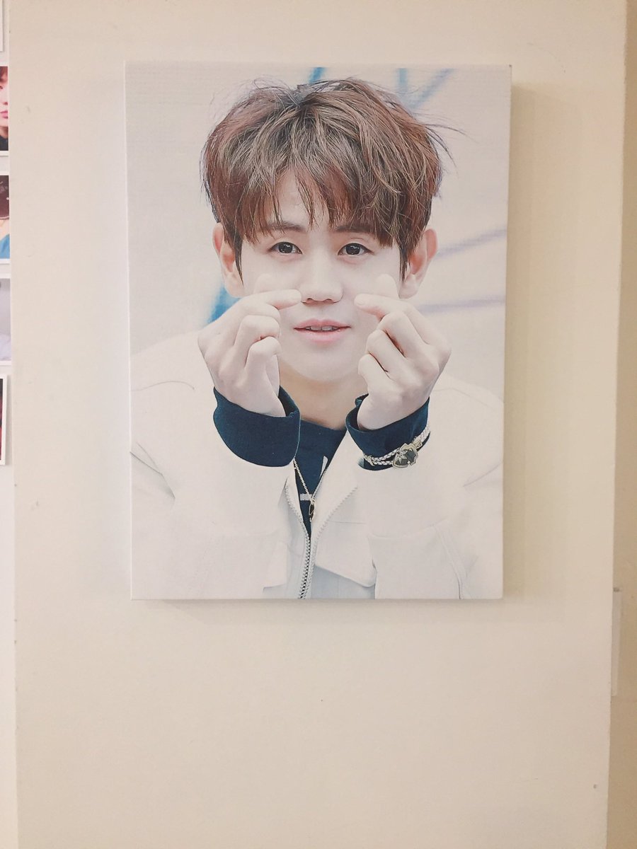 ably_highlight's tweet photo. 요섭오빠로 가득한  #마이선샤인 까페에 갔는데 오늘 제 생일이라서 정말 재밌게 놀고 간것 같아요ㅎㅎ
진짜 스텝분들 엄청 친절하시구 이벤트도 열어주셨는데 제가 못맞쳤어요ㅠㅠ
가서 슬로건이랑 포카 세트도 사고 배너도 샀는데 짱 이쁩니당♥️
#요맘때 https://t.co/ySldSD6n66