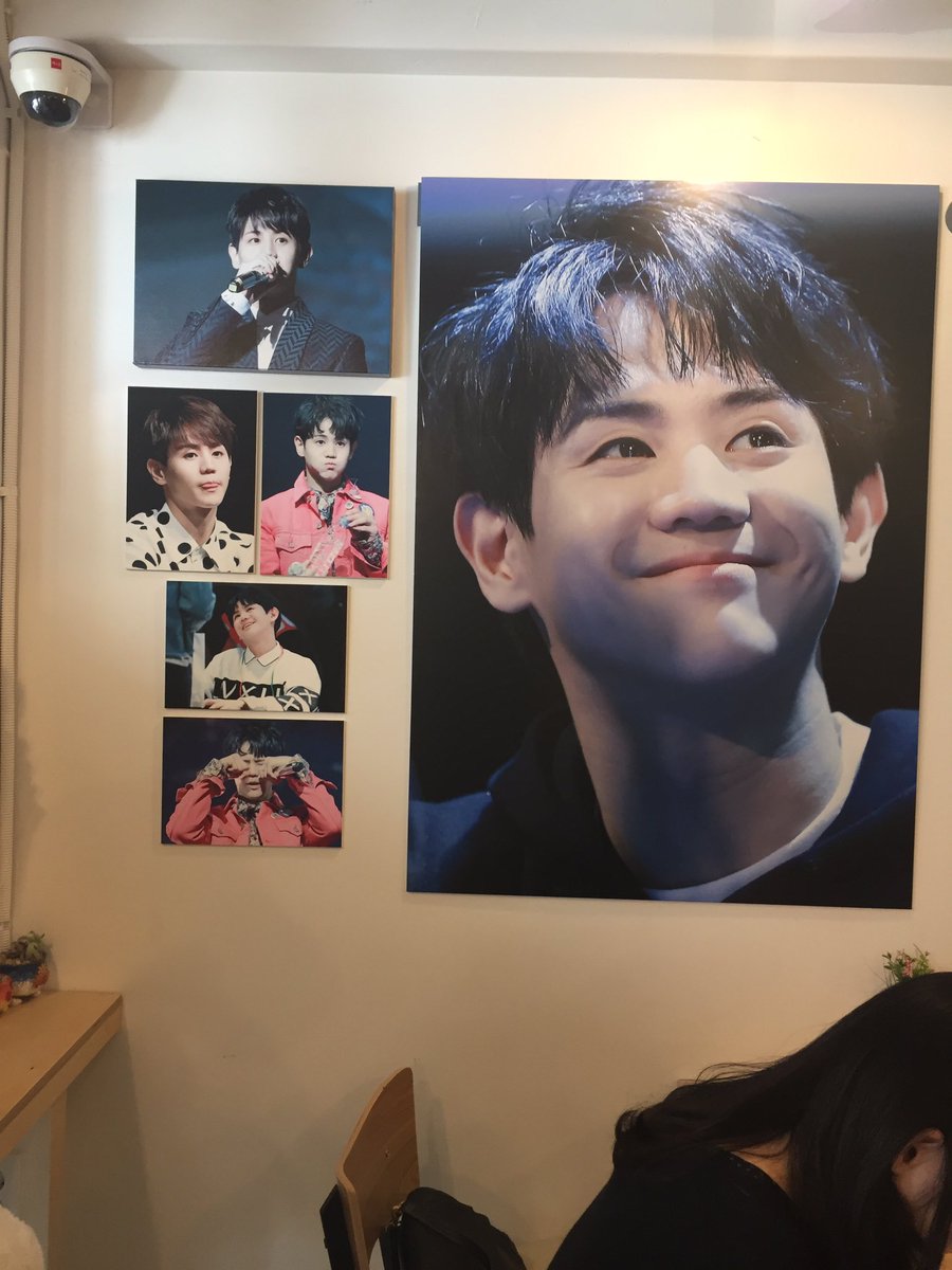 ably_highlight's tweet photo. 요섭오빠로 가득한  #마이선샤인 까페에 갔는데 오늘 제 생일이라서 정말 재밌게 놀고 간것 같아요ㅎㅎ
진짜 스텝분들 엄청 친절하시구 이벤트도 열어주셨는데 제가 못맞쳤어요ㅠㅠ
가서 슬로건이랑 포카 세트도 사고 배너도 샀는데 짱 이쁩니당♥️
#요맘때 https://t.co/ySldSD6n66