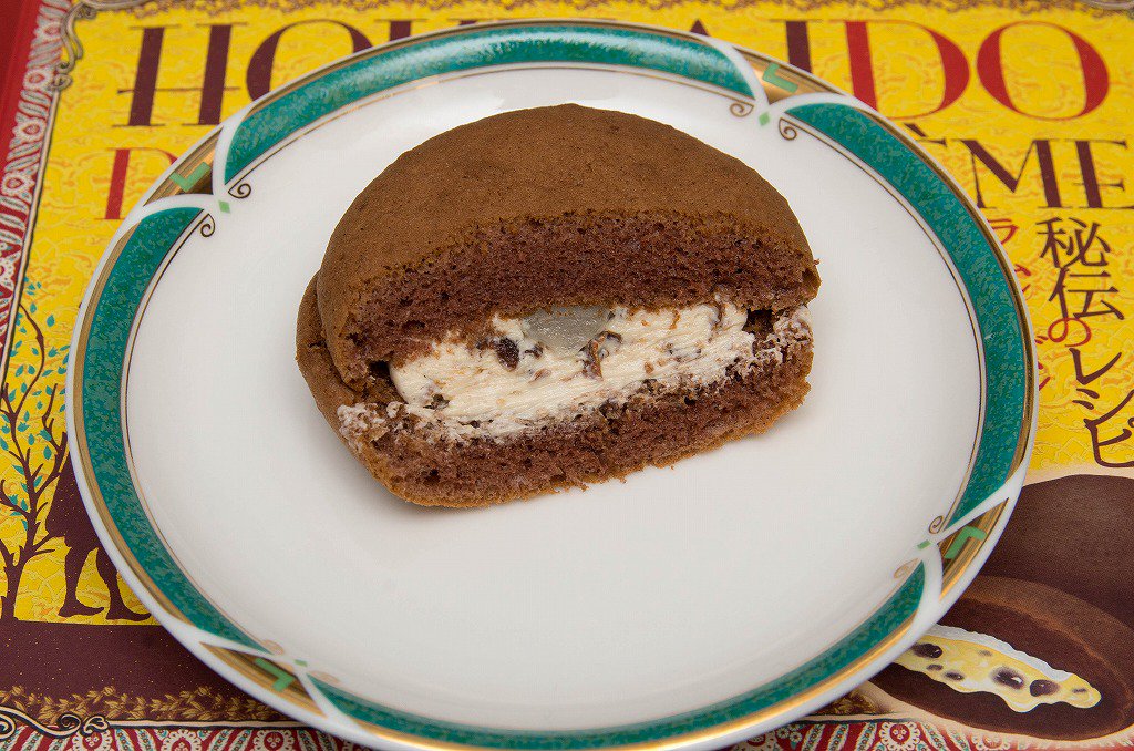 Nao 柳月さんのユキピリ花は 依然生産ストップのまま 再販の予定は未定との事で うなだれながらどらクリム1世を買ってきた バタークリームはマル イさんのあの感じ モチモチ生地と お餅の食感が楽い良い一品