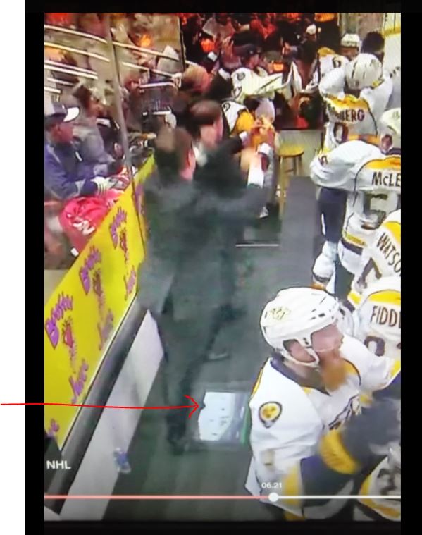 dmeat4ever's tweet image. Snacka om teknik, TV i bås-golvet, undrar när detta kommer till SHL.