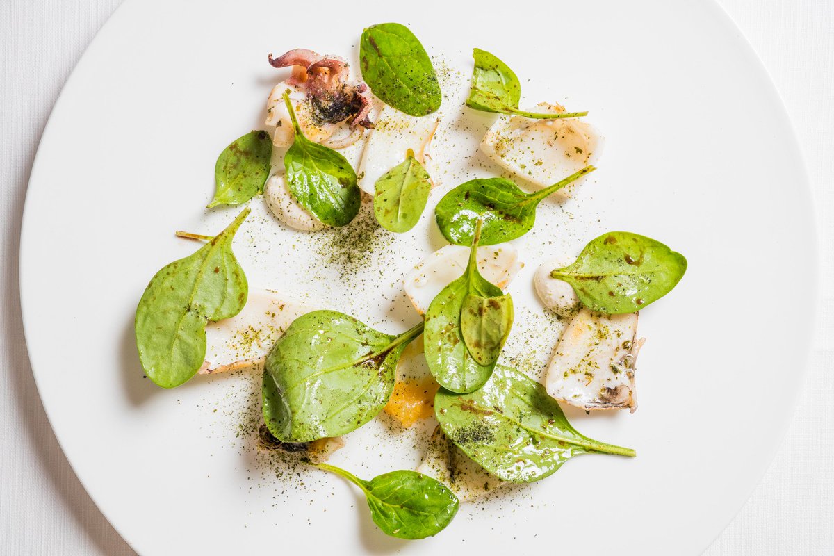 Seppia arrosto, crema di pinoli, spinaci e aceto di sambuco