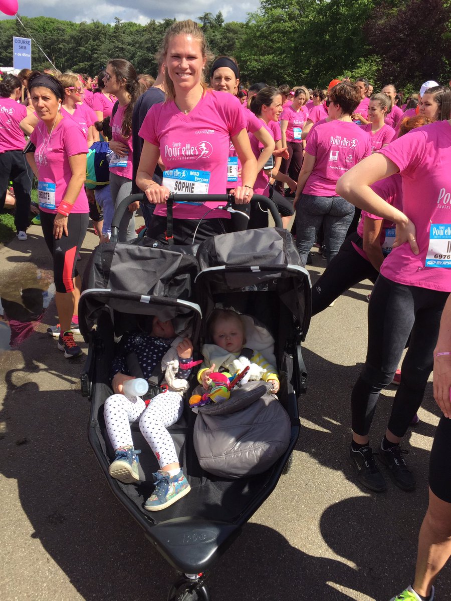 Au départ de #CourirPourElles. Pink attitude 💕👱‍♀️👶👶🏃‍♀️😘
#bougezpartagezsouriez
#gomamango