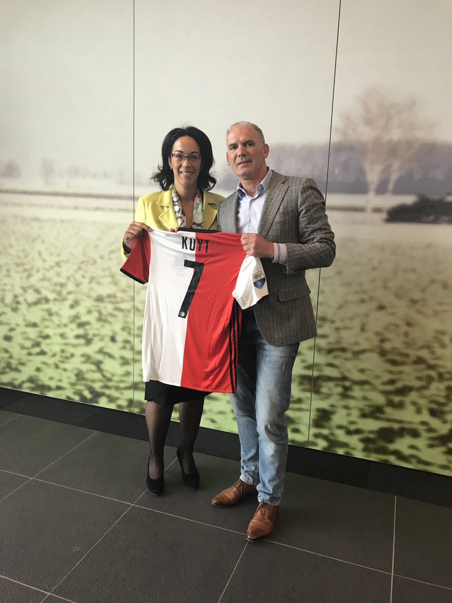 RenataBrabander's tweet photo. Te koop: kampioensshirt v Dirk Kuyt, gesigneerd door de hele selectie Opbrengst @Stg_Roparun team 287, voor mensen met #kanker Bieden maar! https://t.co/ZFapK5xiiP