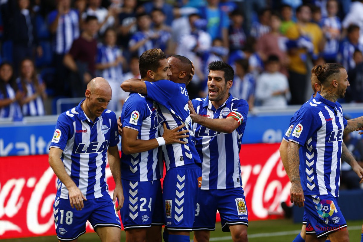 Депортиво реал прогноз. Alaves fc. депортиво алавес. эмблема фк алавес. d alaves футбольный.