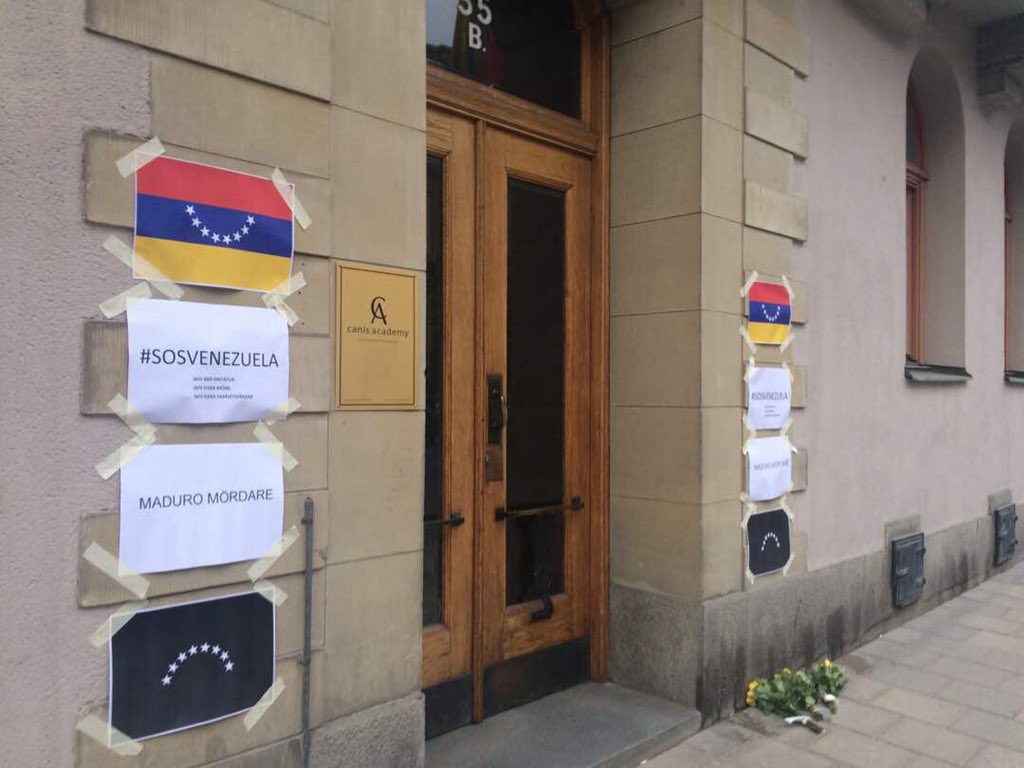 AnonymousVene10's tweet photo. En IMAGEN |
Así amanece la Embajada Venezolana en Estocolmo, Suecia. 
#14Mayo https://t.co/5DVZvOKlTV