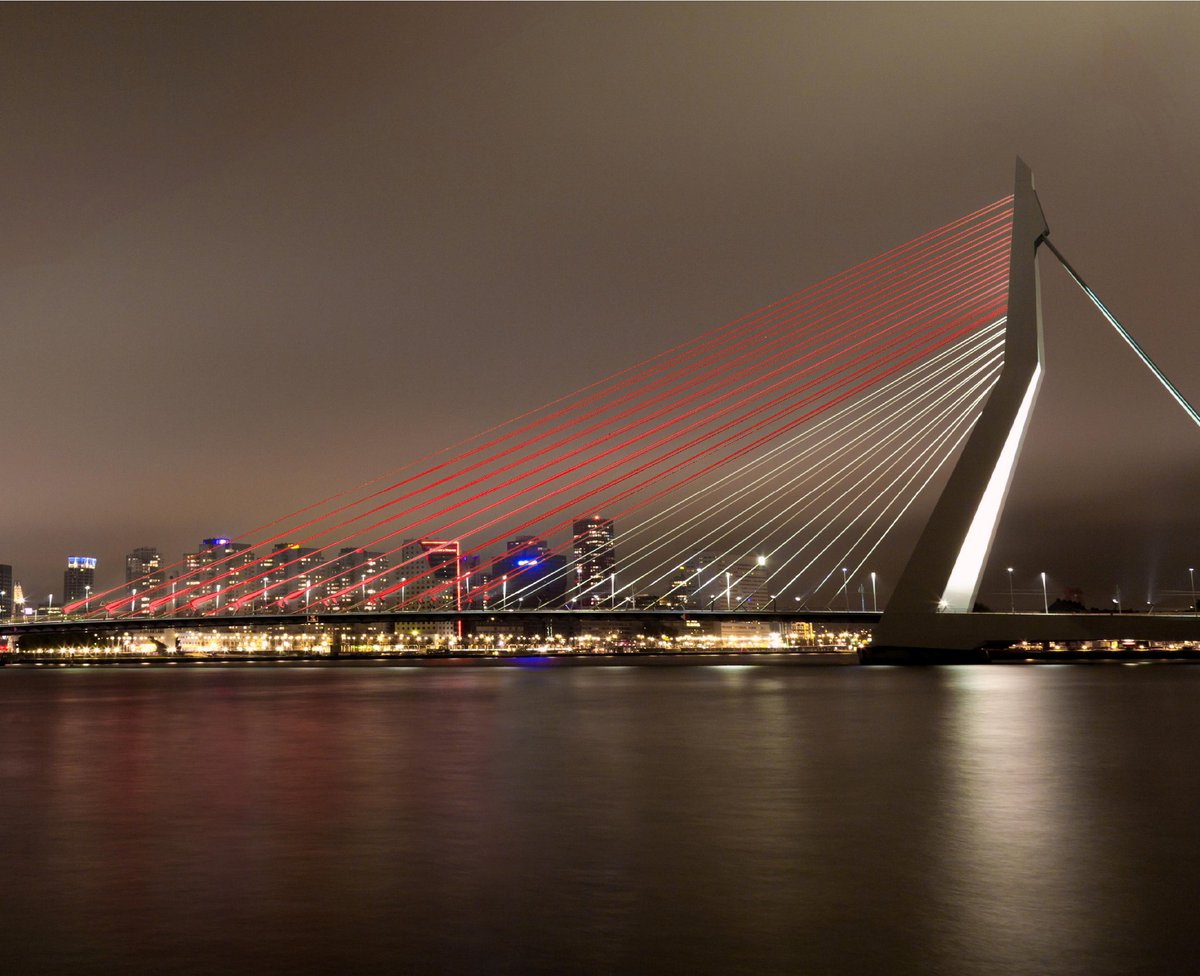 Stadsbeheer010's tweet image. #Rotterdam feliciteert #Feyenoord met het landskampioenschap. Vanavond+morgenavond lichten we onze #Erasmusbrug in clubkleuren rood-wit uit.