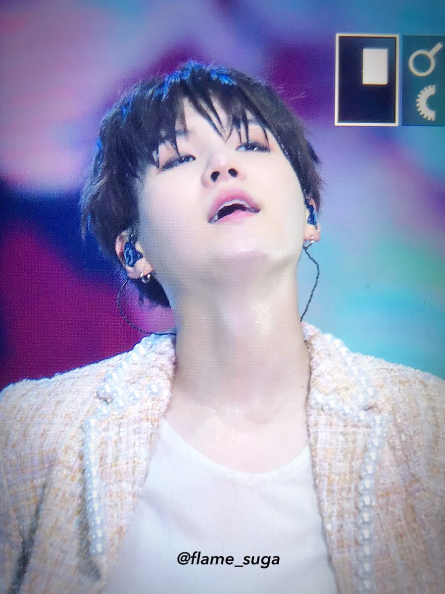 flame_suga's tweet photo. #BTSBBMAs 지금 발에서 피가 흐르지만 행복하다💦💦 https://t.co/3sSifvpgMc