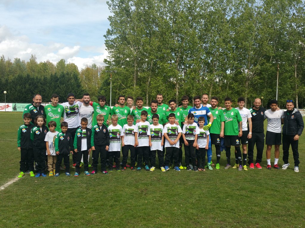 cdonzonilla's tweet photo. Los campeones del @cdonzonilla  con el 1er equipo. https://t.co/raIH66lAK7