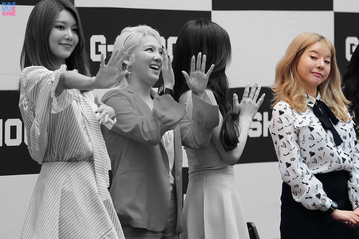 [PIC][16-04-2017]TaeYeon – Sunny – Tiffany – HyoYeon và SooYoung tham dự buổi Fansign cho “G-SHOCK CRAZY TOUGHNESS” vào chiều nay - Page 15 C_y7Vq5U0AA9DjO