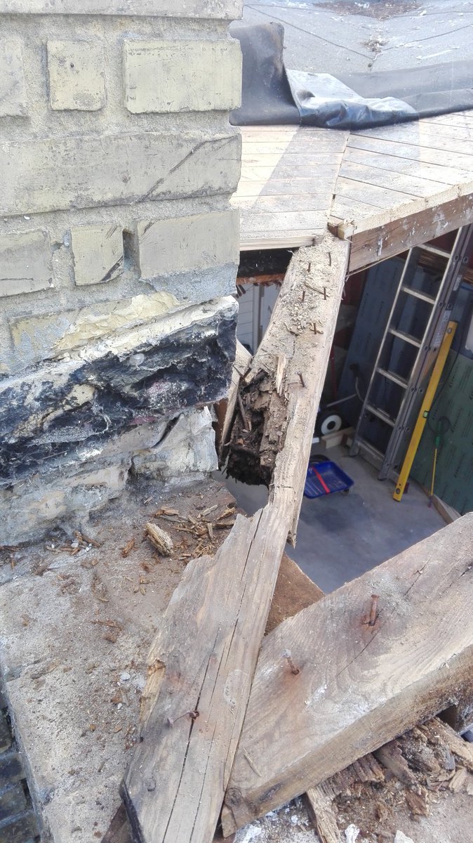 philayres_'s tweet image. Thought I would be prudent and investigate the underlying cause to some cracks in our garage ceiling....glad I did! #StructuralFailure