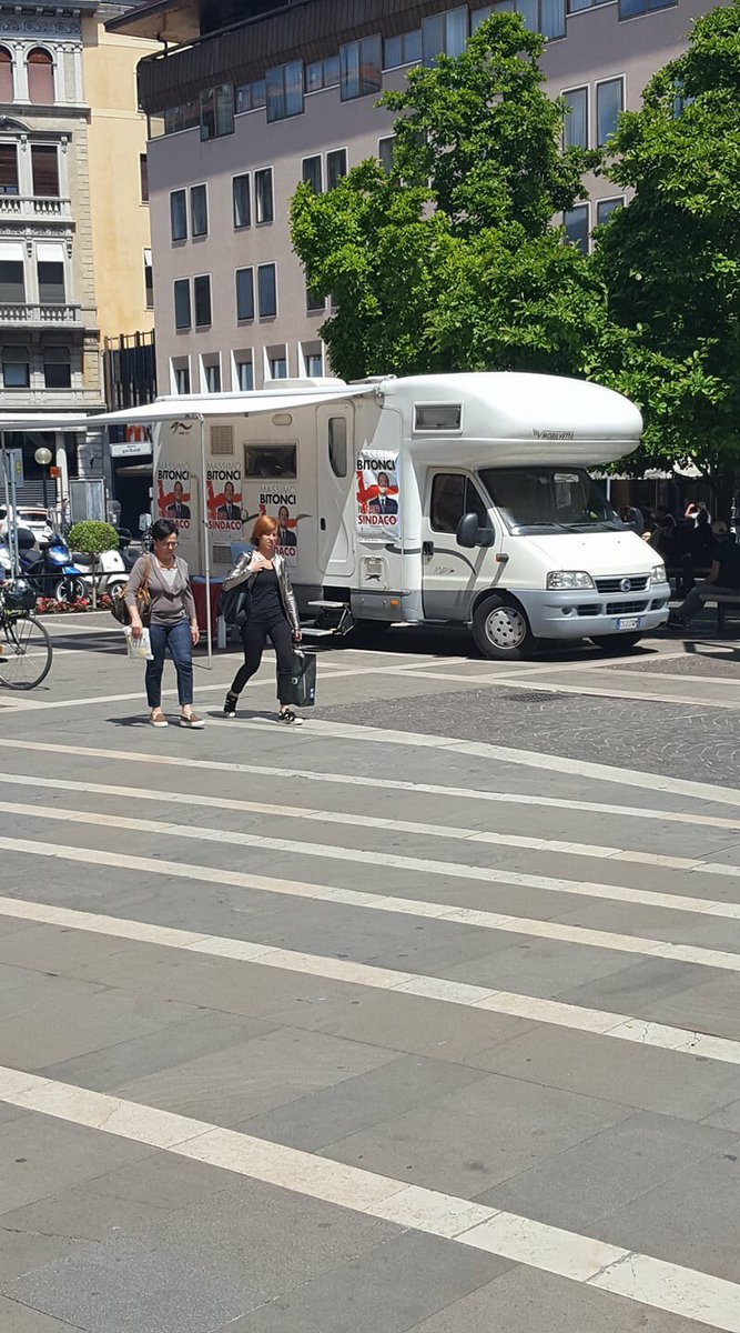 Il camper  di #Bitonci in zona pedonale (Piazza Garibaldi)conferma che può andare in vacanza da #Padova ! <a href="/GiordaniSindaco/">GiordaniSindaco</a> <a href="/SergioGiordani_/">Sergio Giordani</a>