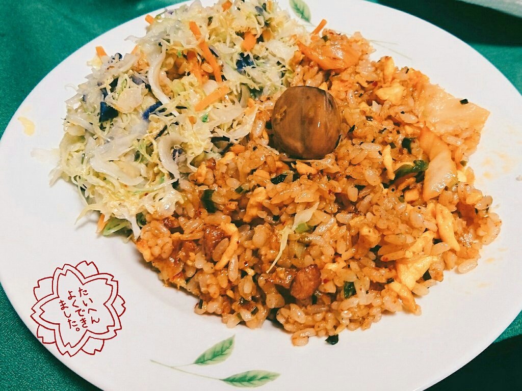 堀田怜央 こんばんは 本日の一品 今晩のご飯は冷凍のチャーハンを キムチなど入れてアレンジしてみました 野菜も摂らないとっ 上にノッてるニンニクは祖母が味付けした ニンニクです ﾎｯﾎｯﾎ 最高に美味です キムチ チャーハン ニンニク