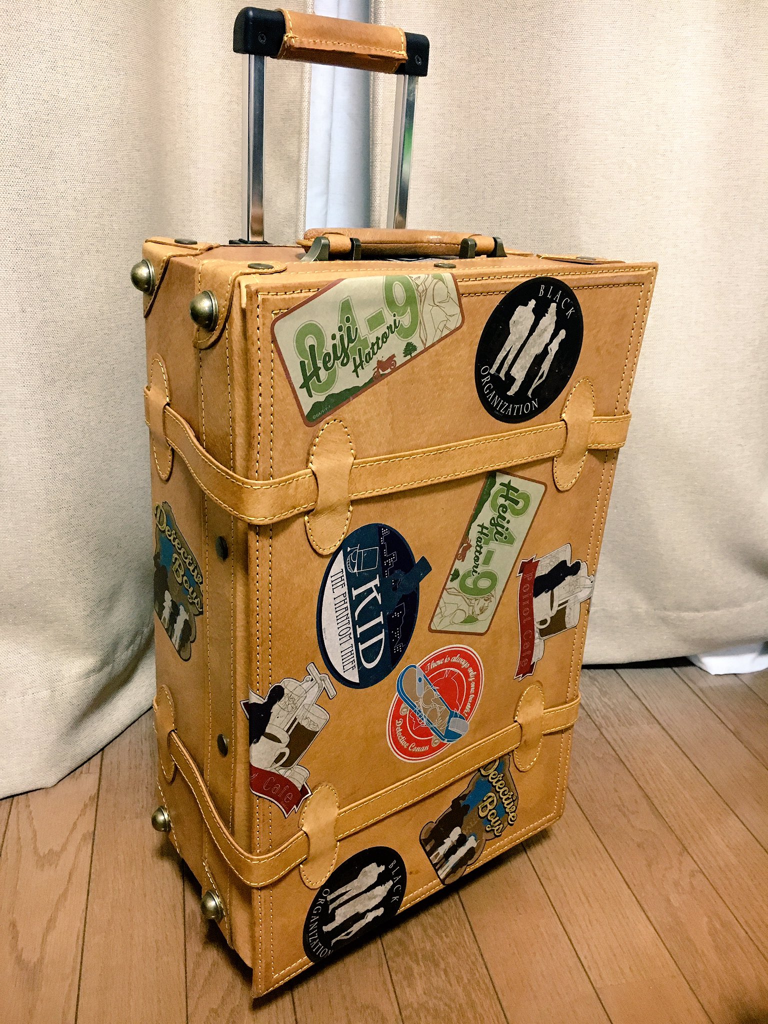 りり か トラベルステッカーを 見本を参考にキャリーバッグに貼ってみた O さりげないコナン感がお洒落でいいかんじです T Co Xxgcmffzjl Twitter