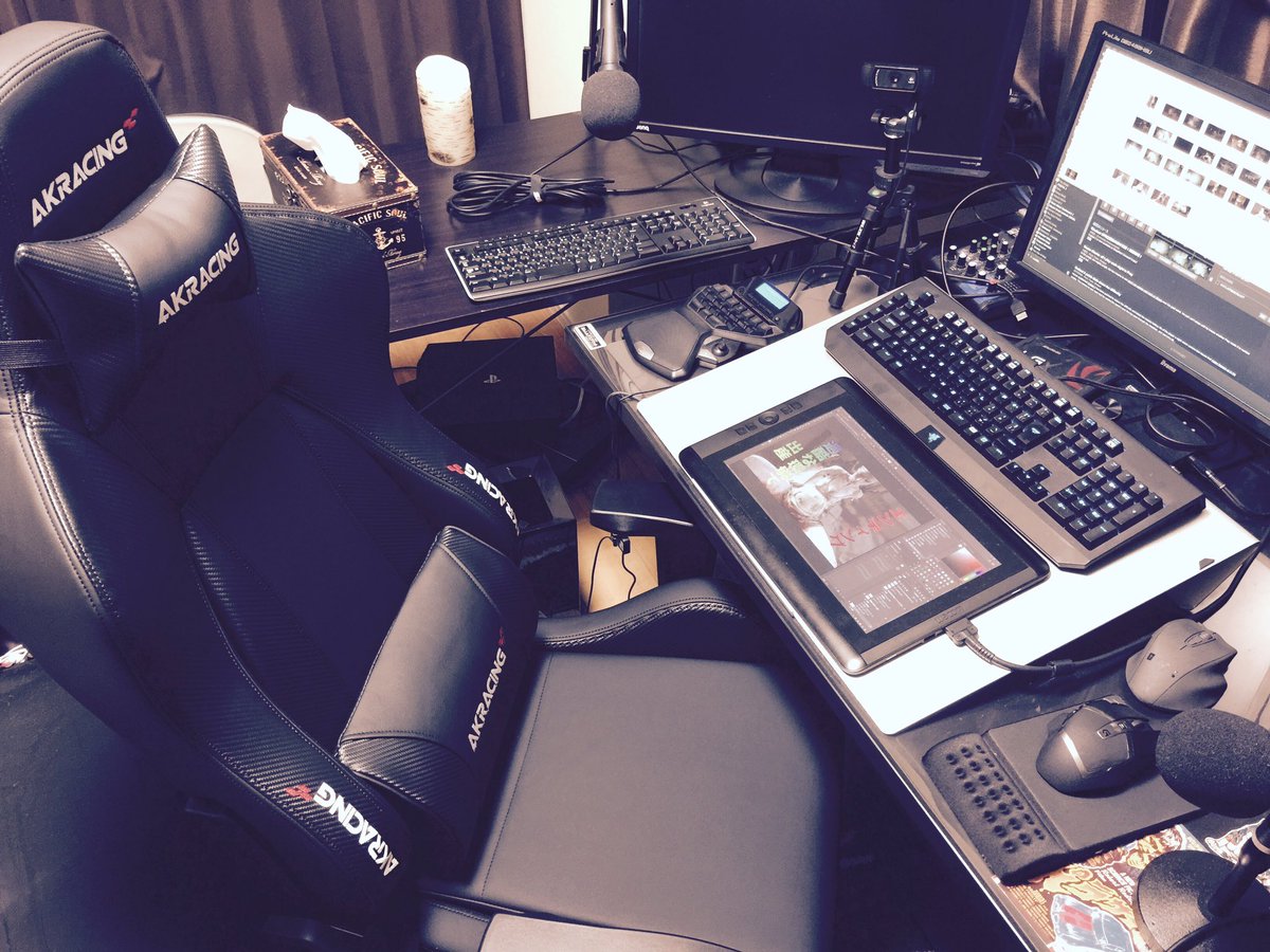 ve1cra's tweet photo. AKRACINGカーボンブラック想像以上にでかくて座高高い！
果たして痔予防クッションを置いて作業できるのか
しかし座り心地良いしかっこいい https://t.co/bvXIEQ3l2X