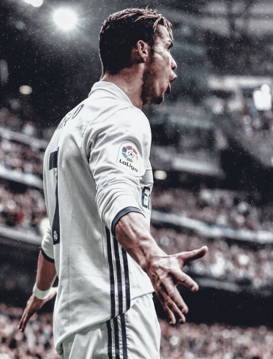 Romaniin_96's tweet photo. Hoy Juega El Real Madrid! Juega el mejor equipo del mundo #HalaMadrid #SiempreMadridista #RealMadrid #SantiagoBernabeu #RMvsSEV https://t.co/PwMwv9Qozk