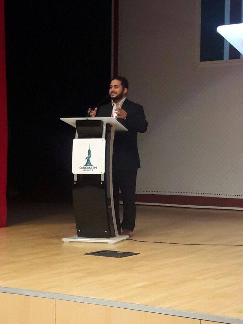 İzmir Müftülüğü Cezaevi Vaizi Sn.Yasin Güngör,"Savaş ve Darbelerde Camilerde OkunanSalalarınHalkıBütünleştirici Rolü" adlı tebliğini sunuyor