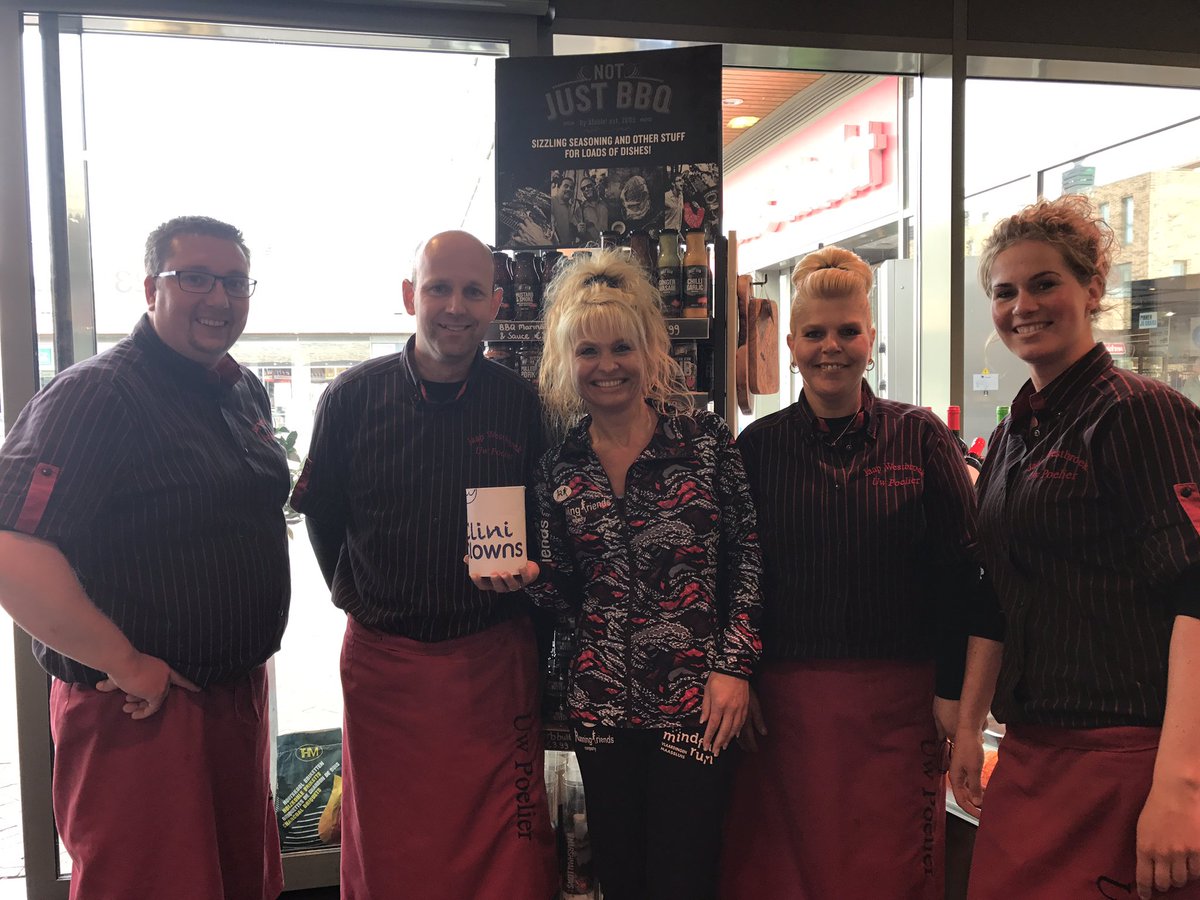 RunningFriends3's tweet image. Gevulde spaarpot mogen ontvangen van Poelier jaap Westbroek voor cliniclowns #Runningfriendscompany#Lornahsports#cliniclowns#